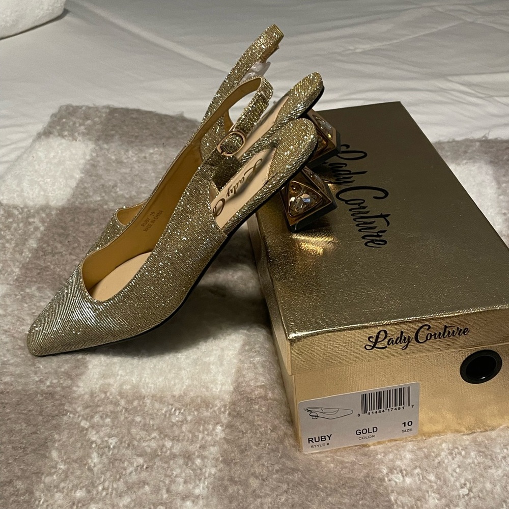 Fun, sparkly sling back heels with an adorable heel! Brand new, never worn. Sz10